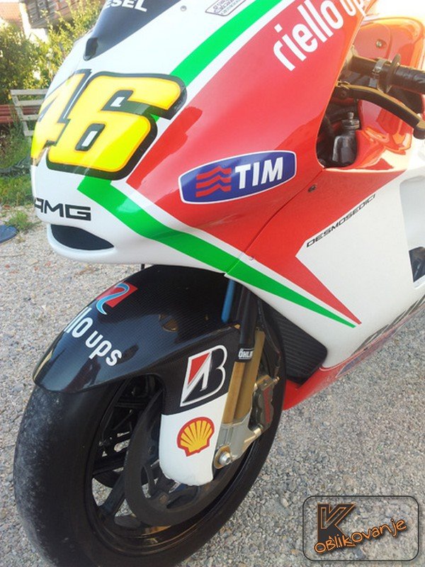 Polepitev motornega kolesa