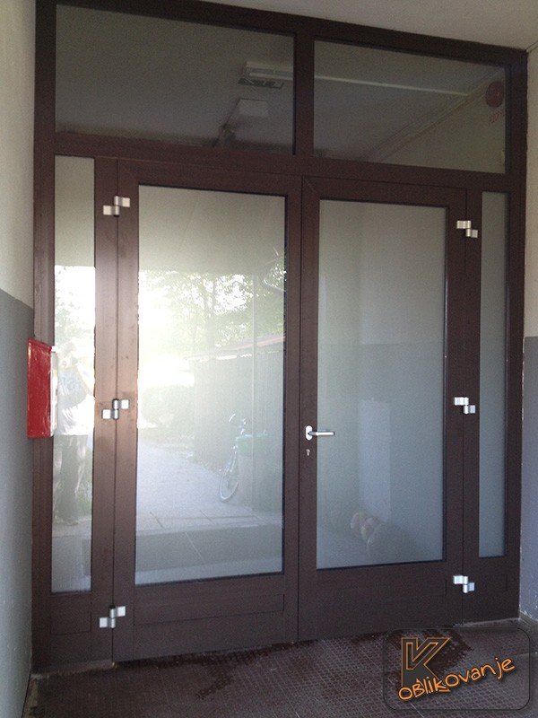 Peskana folija na steklu