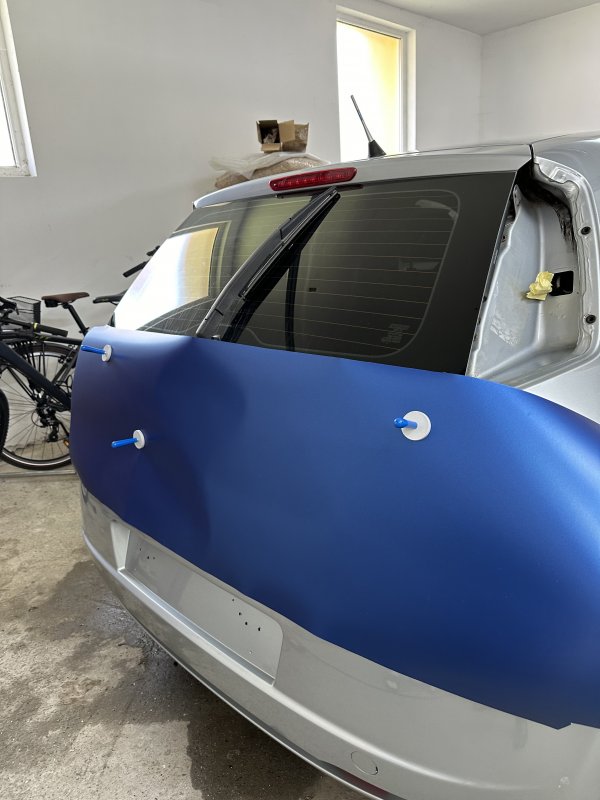 Oblačenje vozila v barvno folijo