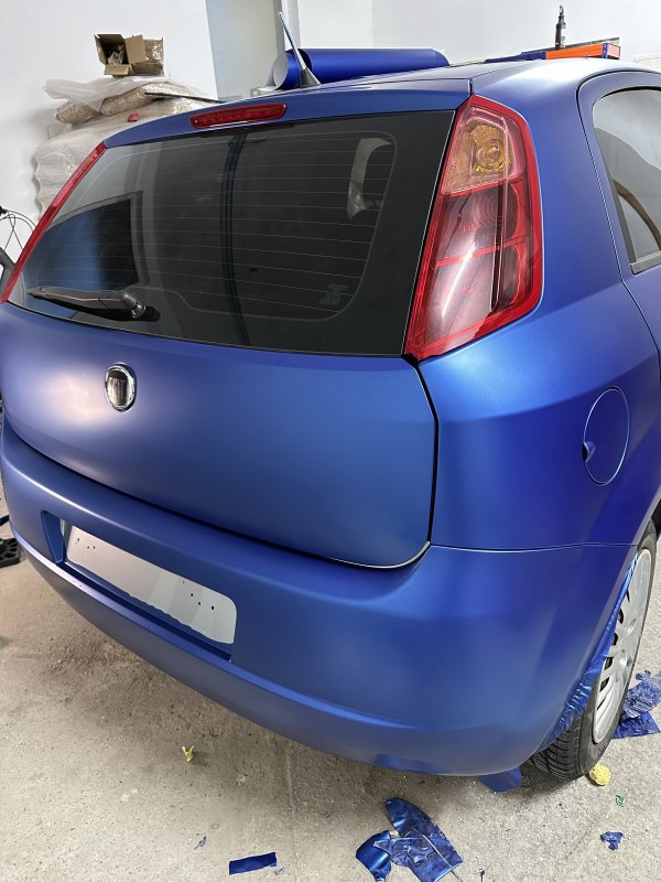 Oblačenje vozila v barvno folijo