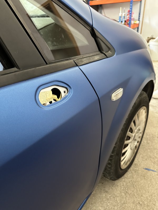 Oblačenje vozila v barvno folijo