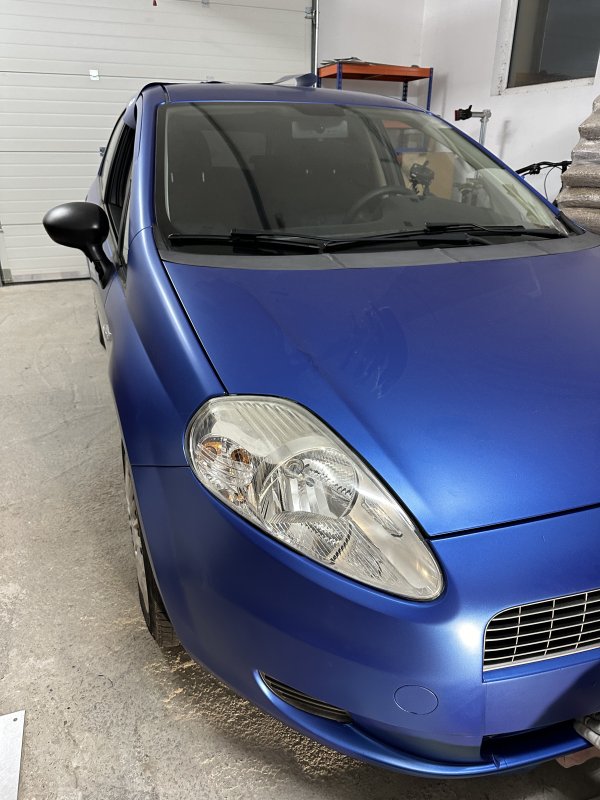 Oblačenje vozila v barvno folijo